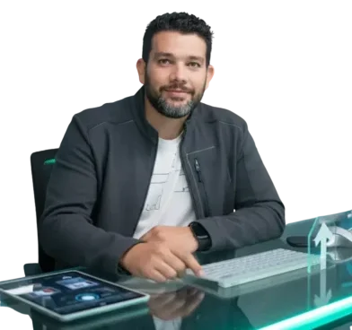 Abdel en un escritorio